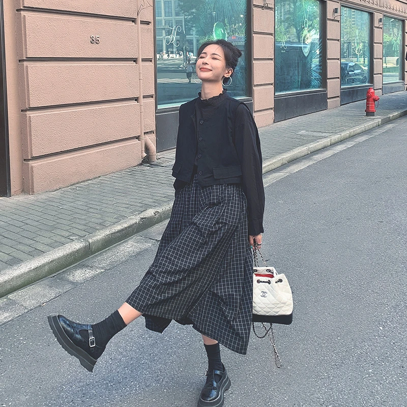 小众设计感马甲套装裙女2025年春季新款纯色上衣格子半身裙三件套