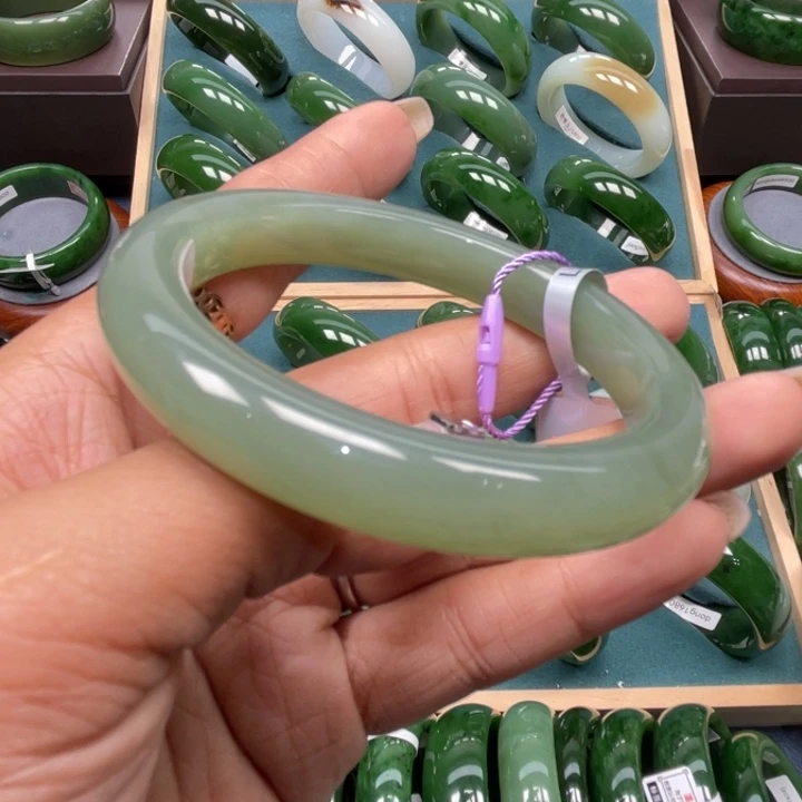 和田玉未镶嵌手镯