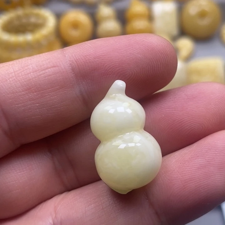 琥珀未镶嵌颈饰吊坠