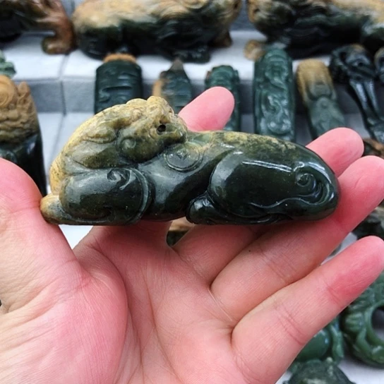 未镶嵌岫岩河磨玉（透闪石质玉）把件