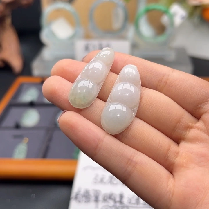 T***O翡翠未镶嵌颈饰挂件