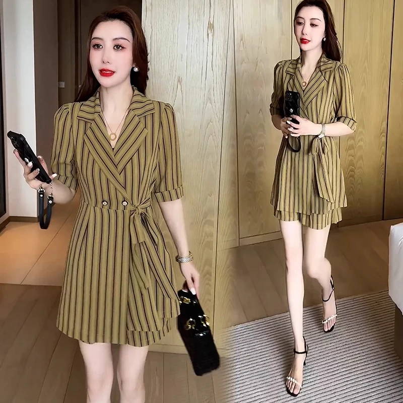 时尚套装女2025夏季新款洋气收腰显瘦条纹印花短袖上衣短裤两件套
