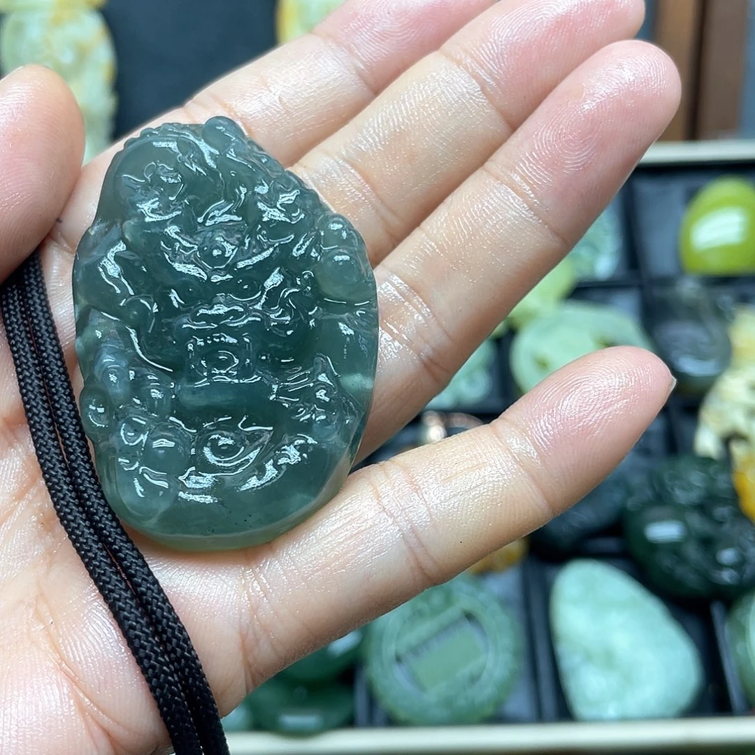 梅***️未镶嵌蛇纹石玉颈饰