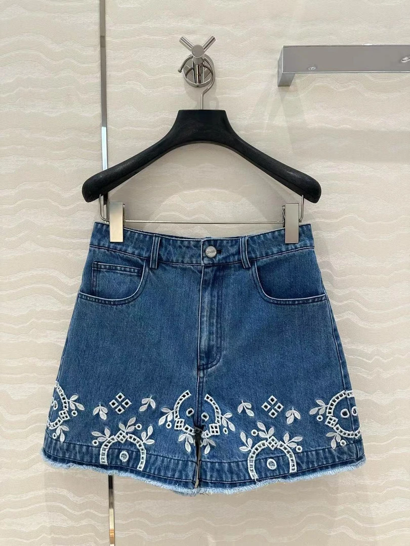 刺绣花边牛仔短裤