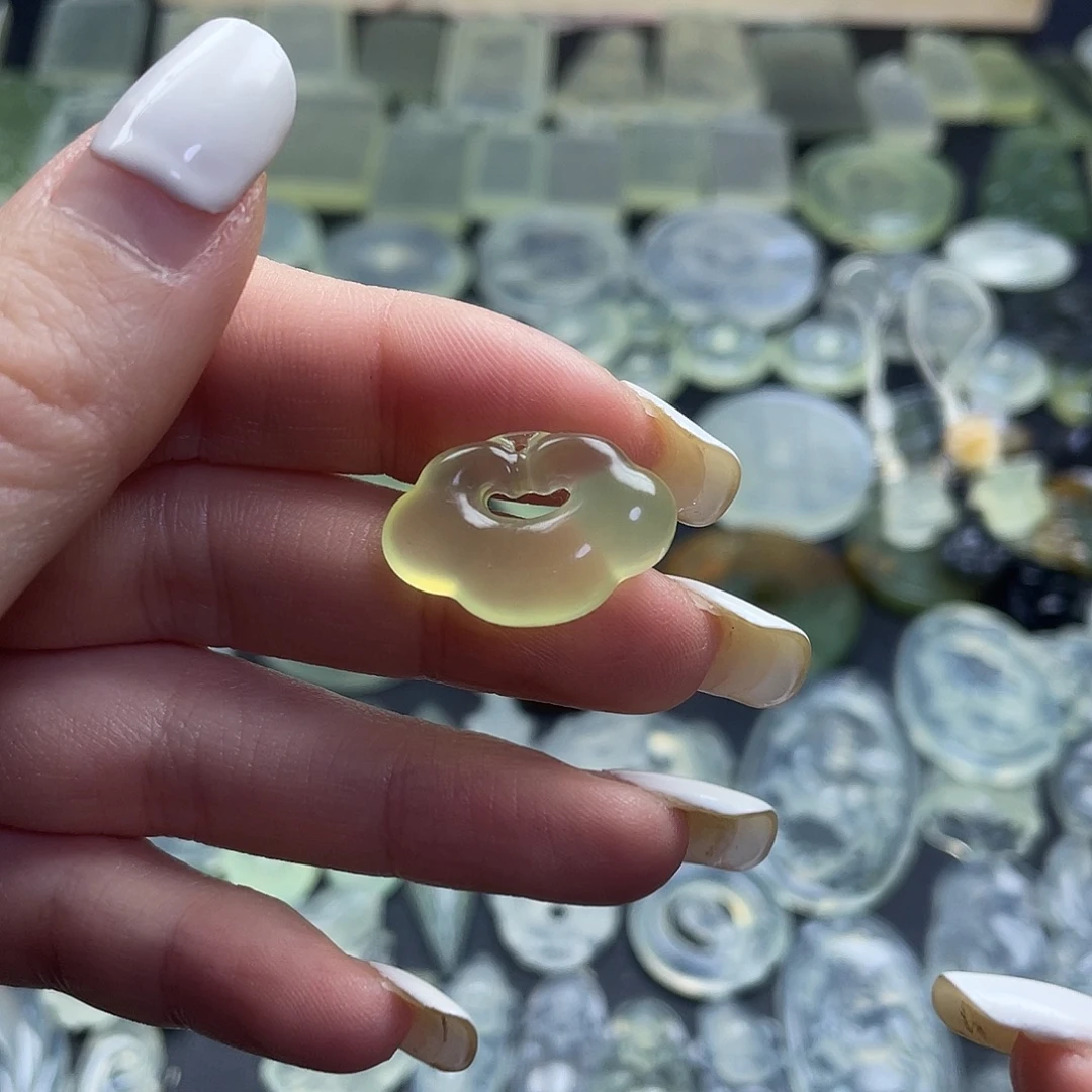 岫玉未镶嵌颈饰祥云锁