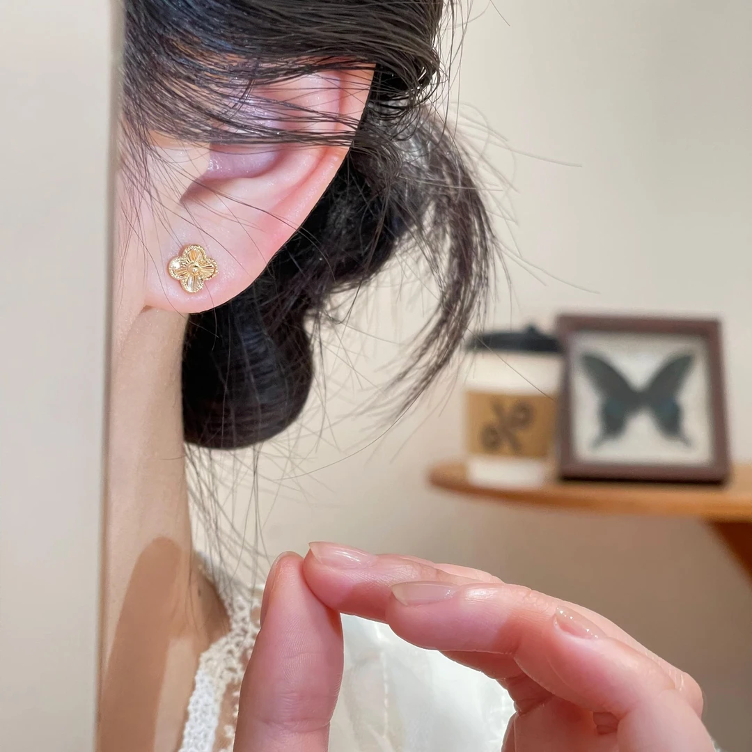 四叶草镭射时尚质感耳钉简约百搭气质轻奢耳环R2638