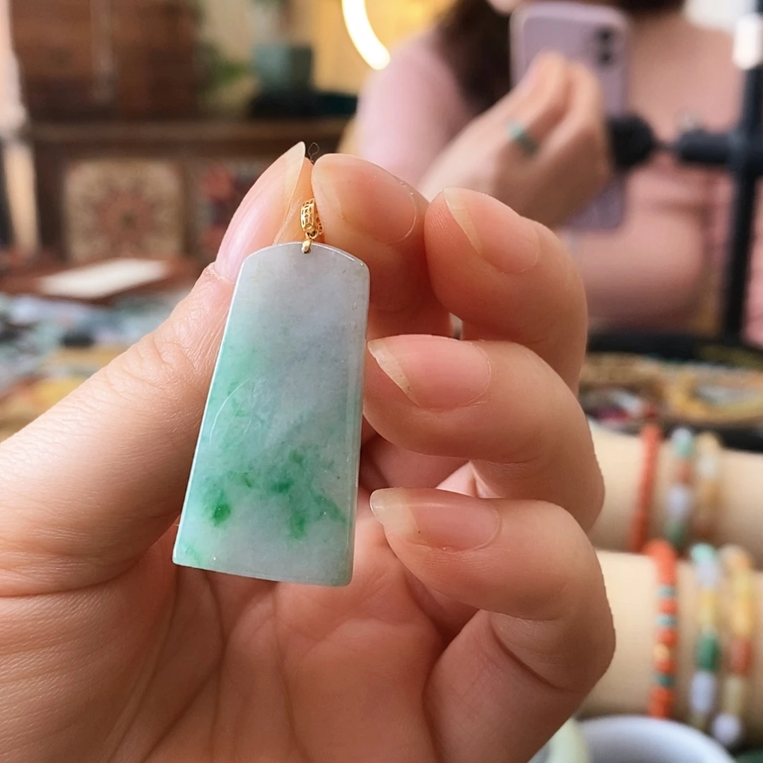 翡翠挂件18K金镶嵌翡翠挂件