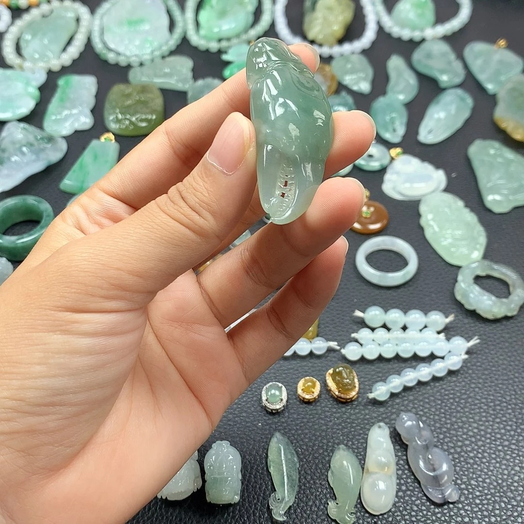 翡翠未镶嵌颈饰蟹钳