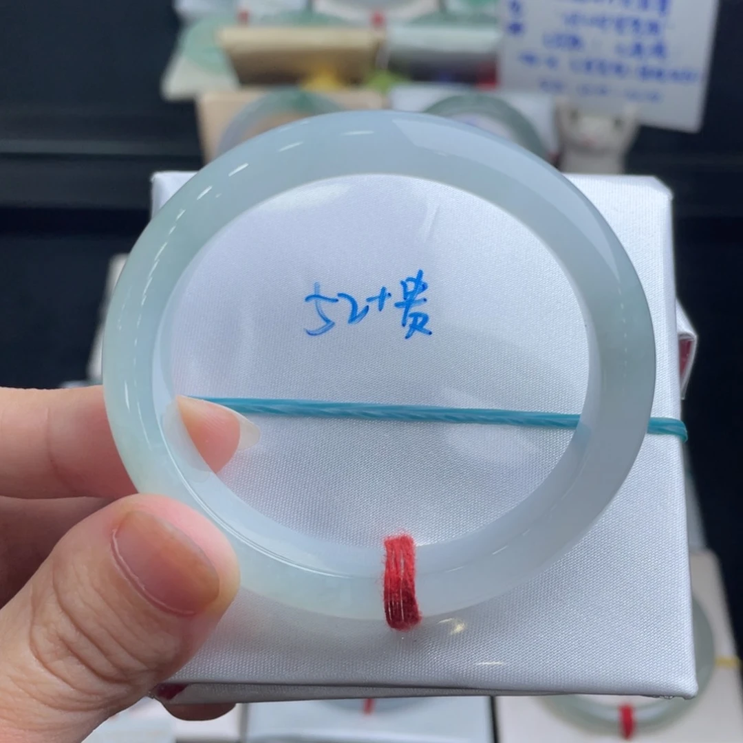 翡翠手镯未镶嵌果*?翡翠手镯