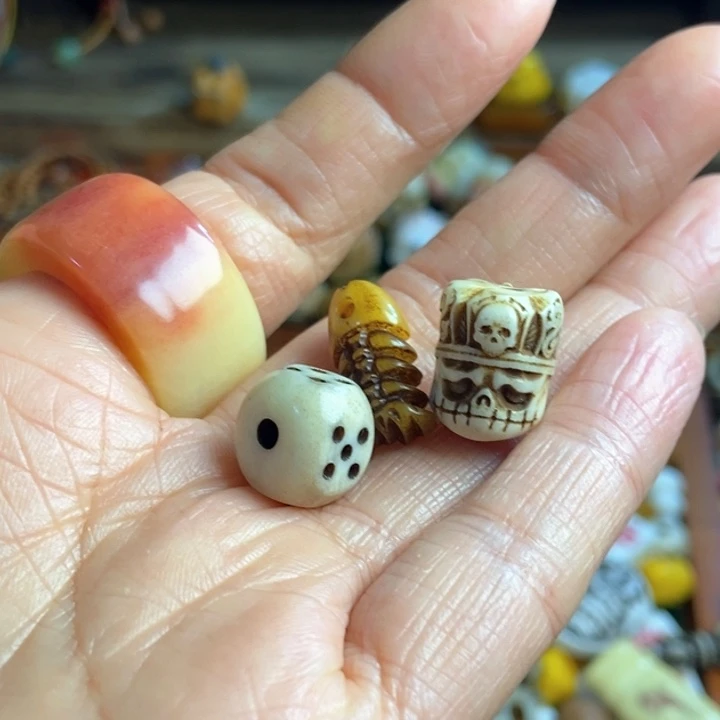 ?**妹配饰驼骨雕刻配饰上