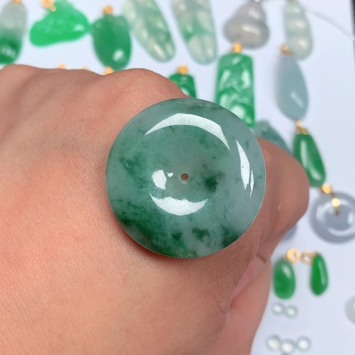 翡翠未镶嵌颈饰平安