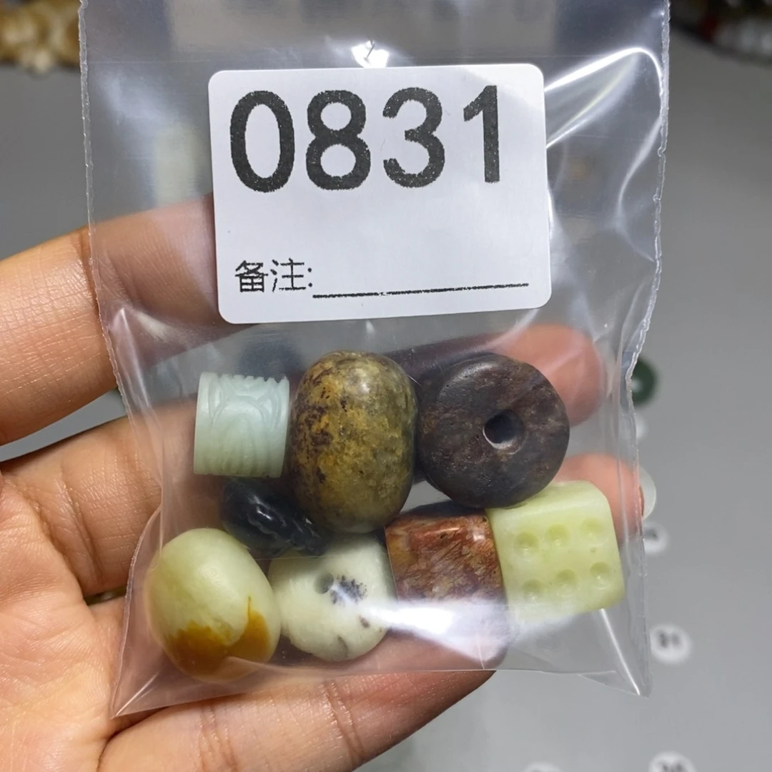 颈饰未镶嵌透闪石质玉⁽****⁾