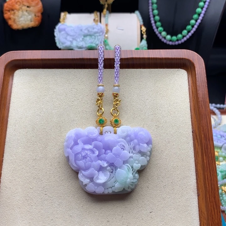 翡翠颈饰未镶嵌翡翠如意锁