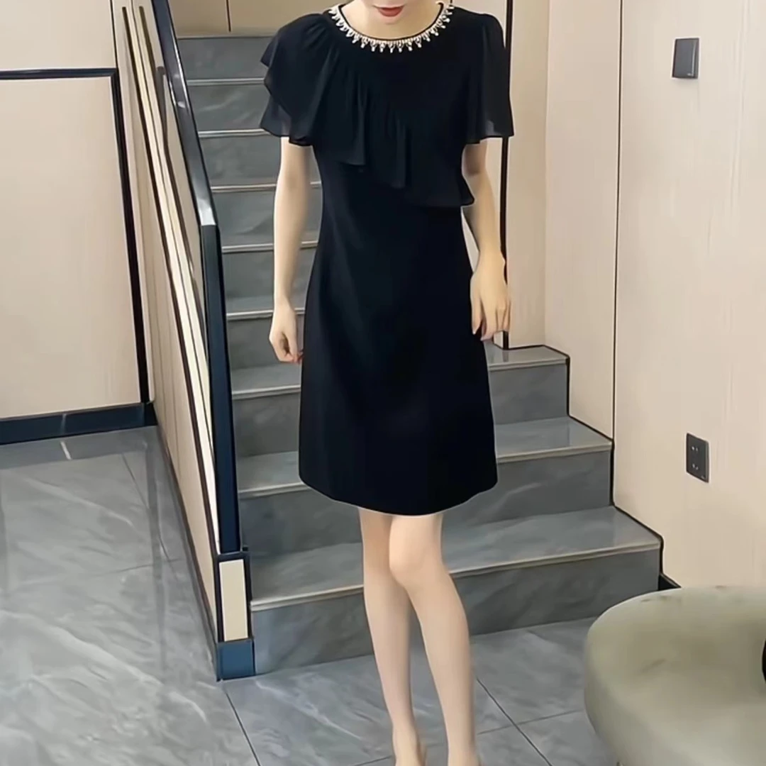 2025年夏季网红新款时尚洋气设计感荷叶边优雅气质亮钻领连衣裙女