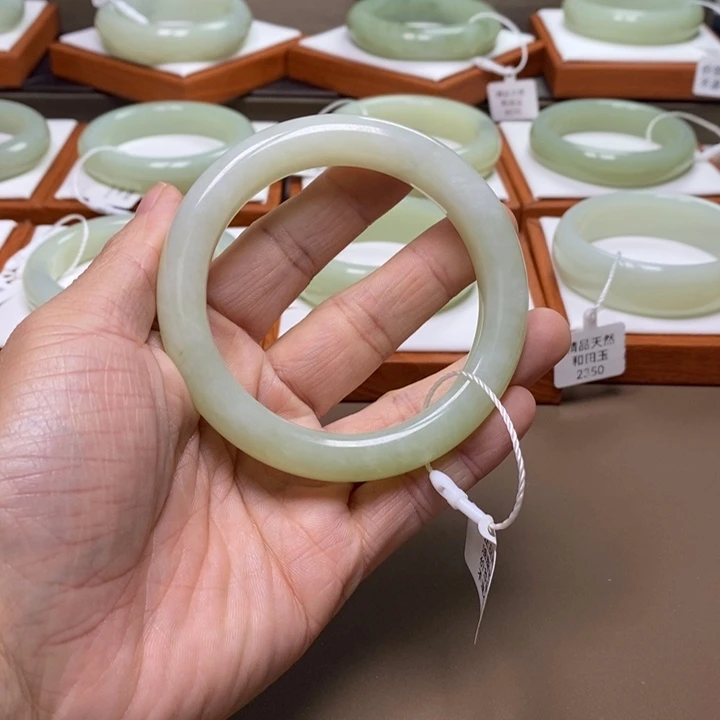 微***笑和田玉（糖玉）未镶嵌手镯
