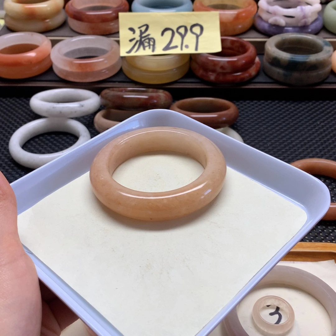 石英质玉手镯未镶嵌伊****3