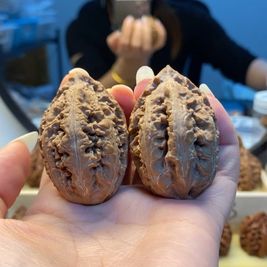 桃核把件金钱豹楸子