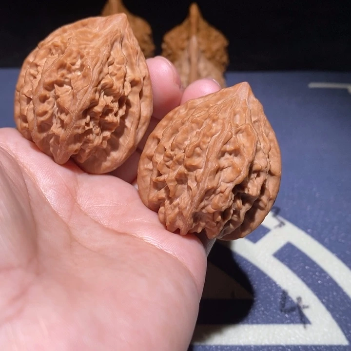文玩核桃吊坠血灯笼