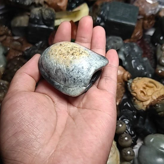 未镶嵌岫岩河磨玉（透闪石质玉）挂件