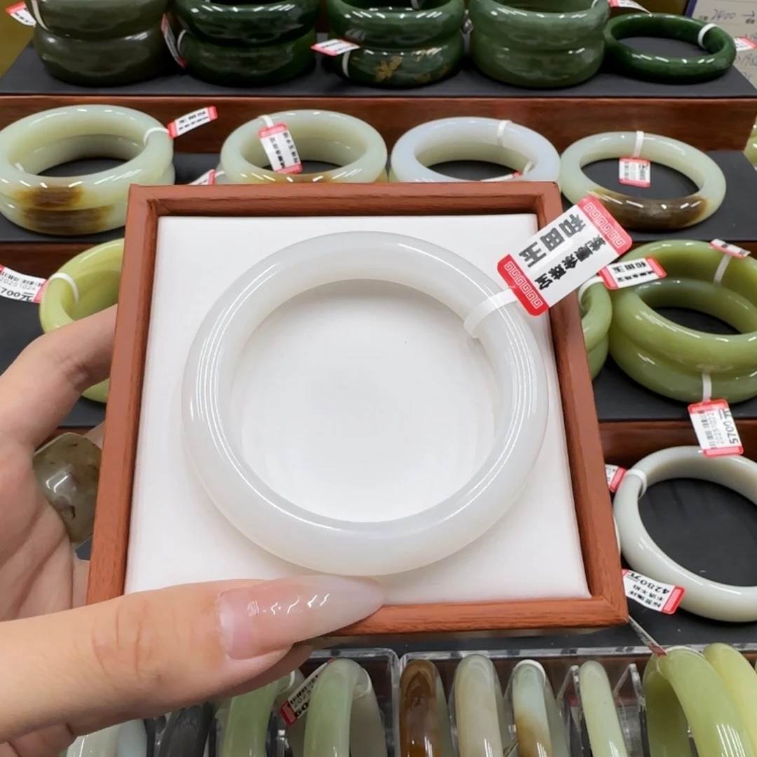 未镶嵌手镯和田玉