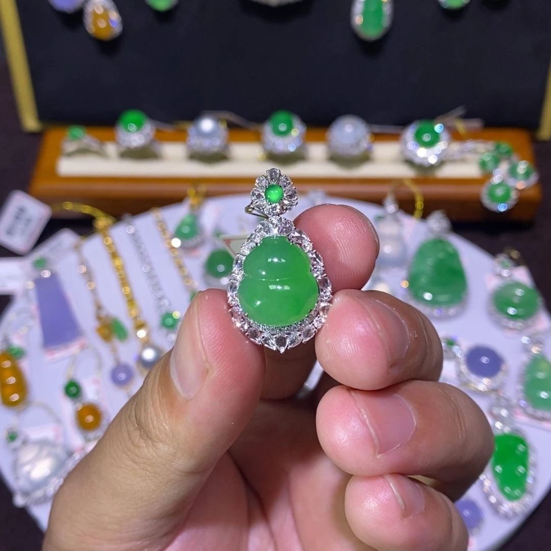 【闪购商品】颈饰18K金镶嵌翡翠