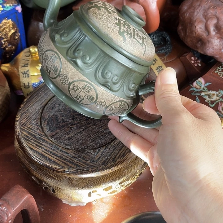 茶壶红泥原矿泥料手工制作的一把紫砂壶。
