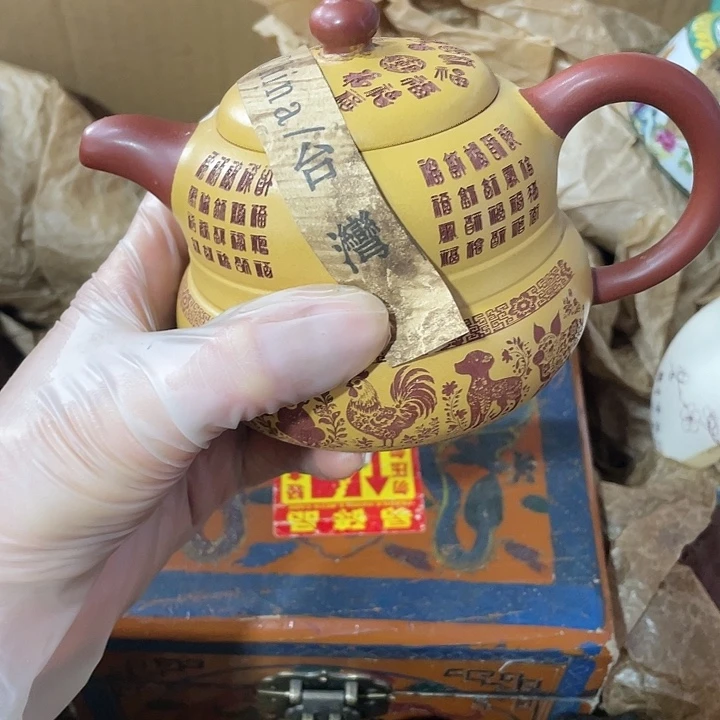 茶壶紫砂原矿泥料手工制作的一把紫砂壶。