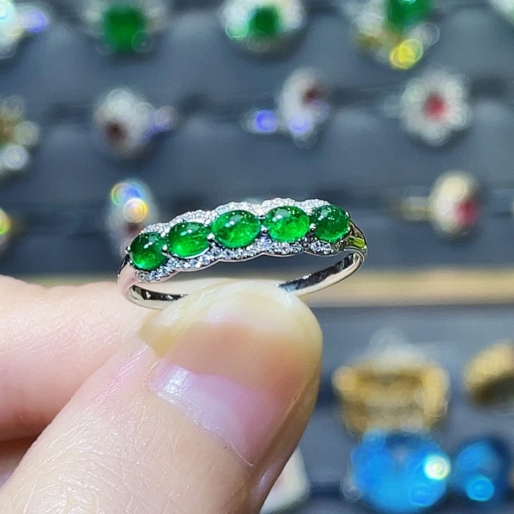 祖母绿戒指18K金镶嵌0.55克拉 斯瓦特 木佐色