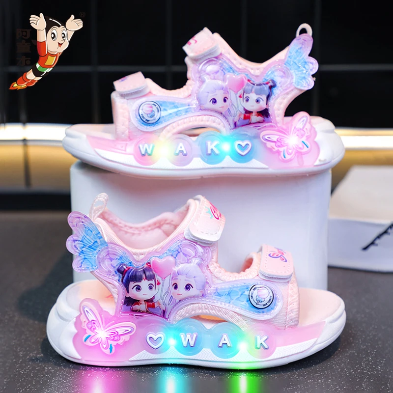 阿童木哪吒女童凉鞋2025夏季时尚儿童公主鞋软底沙滩凉拖女孩亮灯