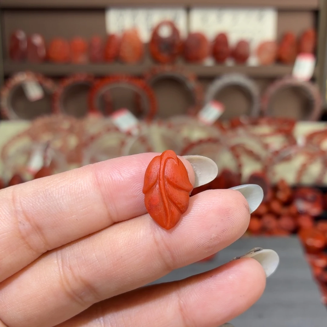 小***丑南红玛瑙未镶嵌颈饰树叶