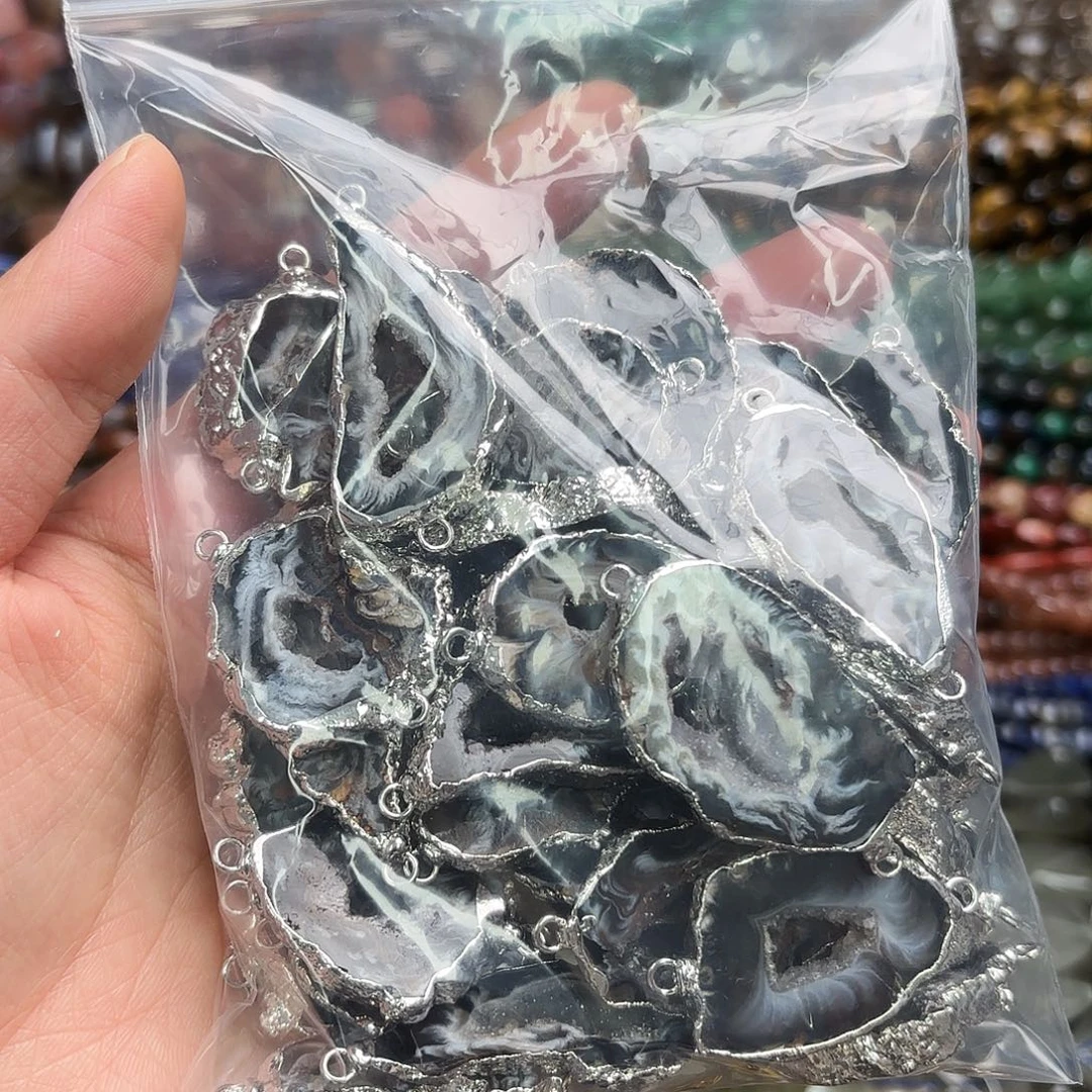 狐***幺玛瑙/玉髓未镶嵌珠宝半成品晶洞吊坠