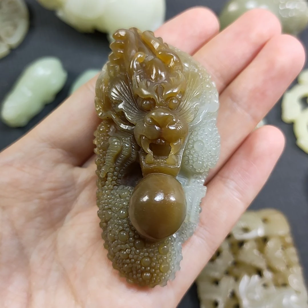 咖***人和田玉未镶嵌颈饰