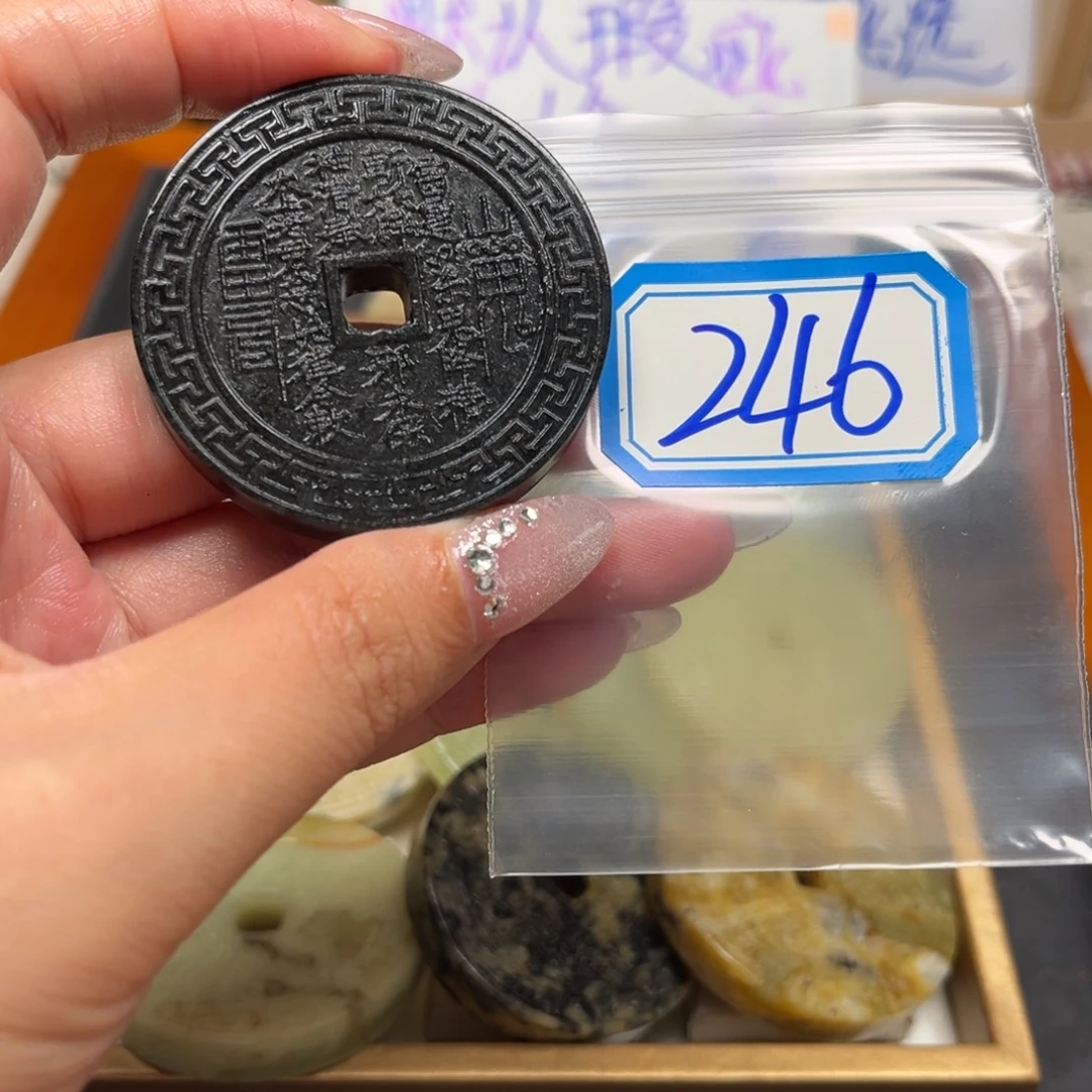 木***欣未镶嵌蛇纹石玉珠宝奇石