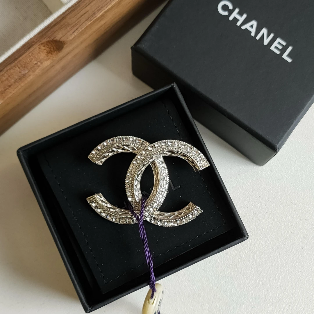95新 Chanel/香奈儿 Azul-Chanel 银色方钻菱格纹双C胸针 39547