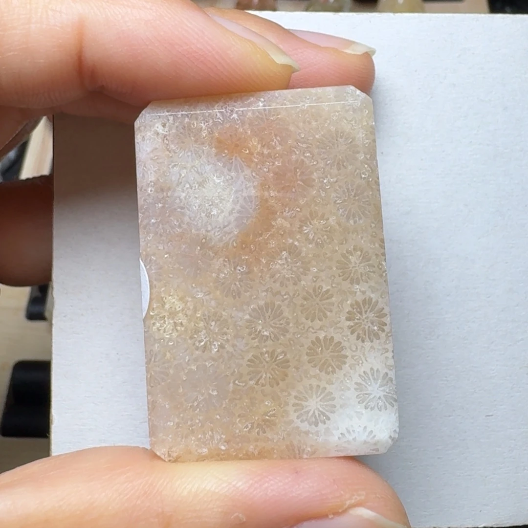 未镶嵌飘粉灯美人硅化玉