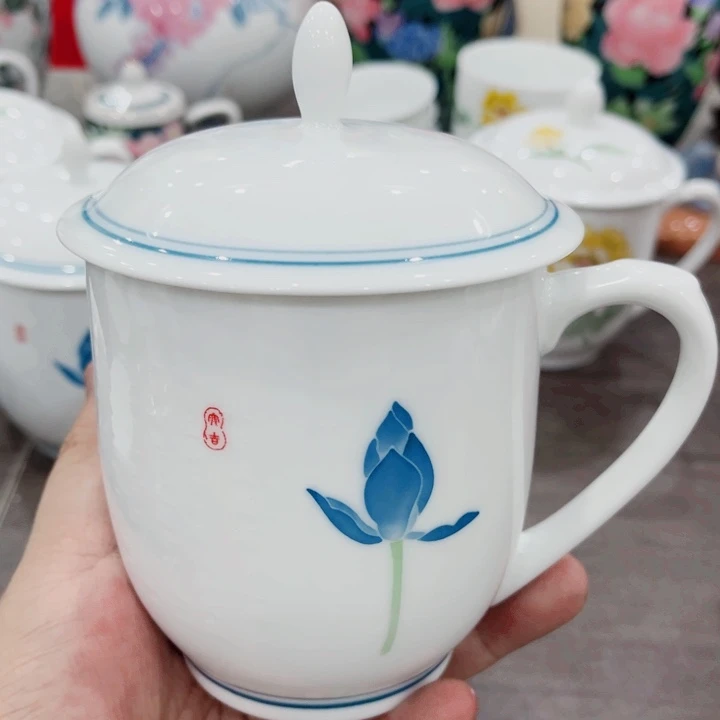 釉下五彩的瓷器和瓷器
