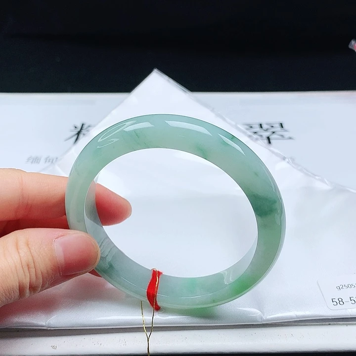 翡翠手镯未镶嵌58圈口
