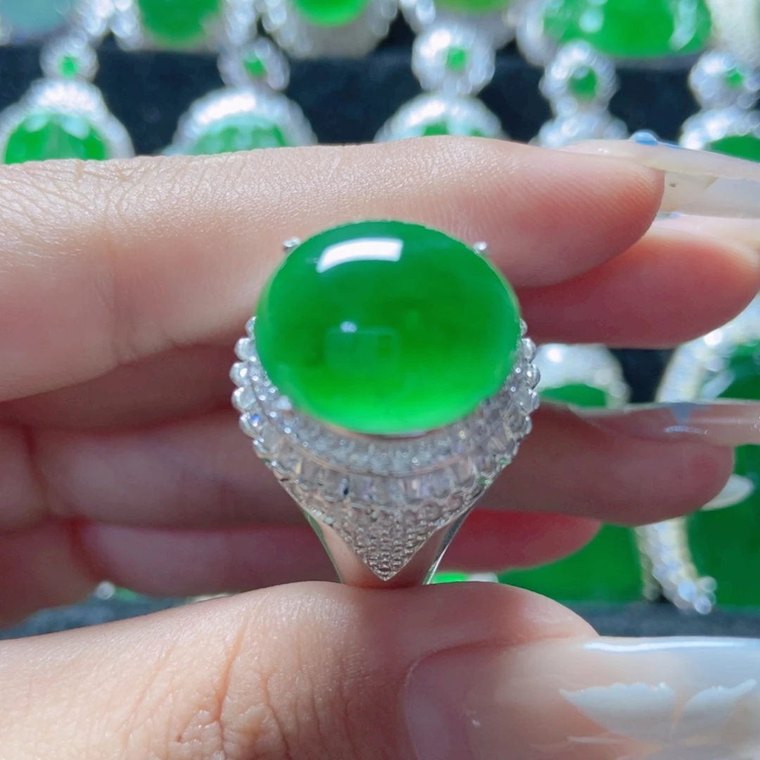 翡翠未镶嵌颈饰18。