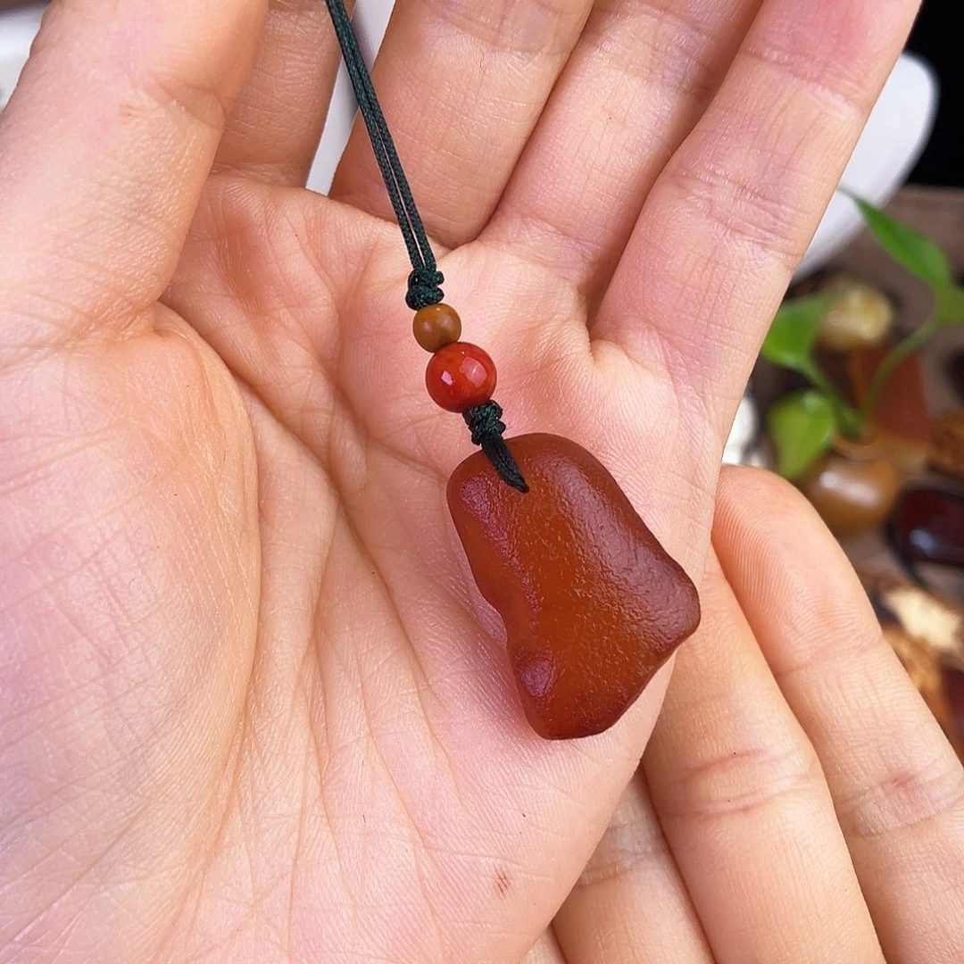 未镶嵌琥珀珠宝奇石。