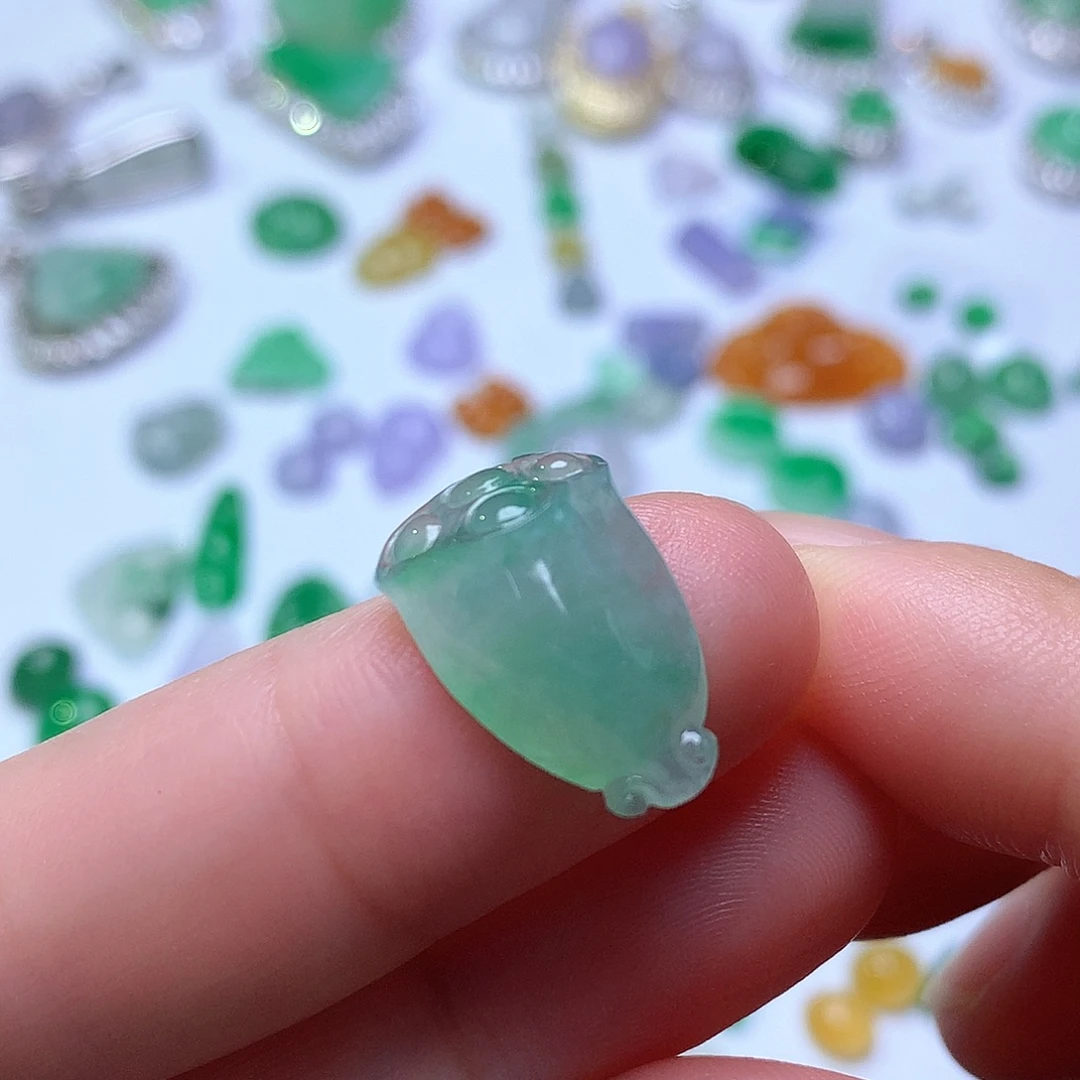 翡翠未镶嵌颈饰莲蓬