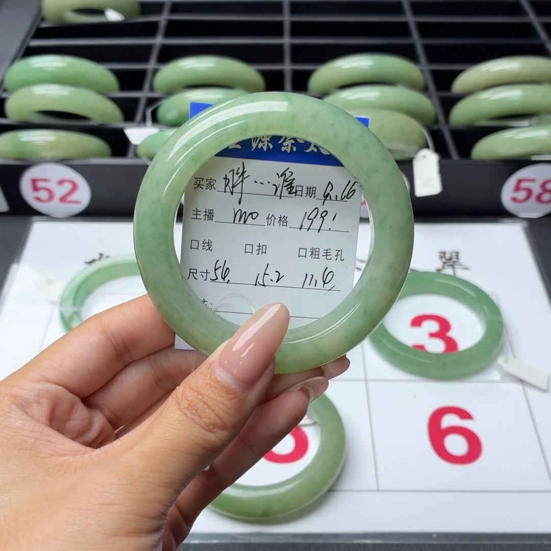 胖***谁未镶嵌手镯石英质玉