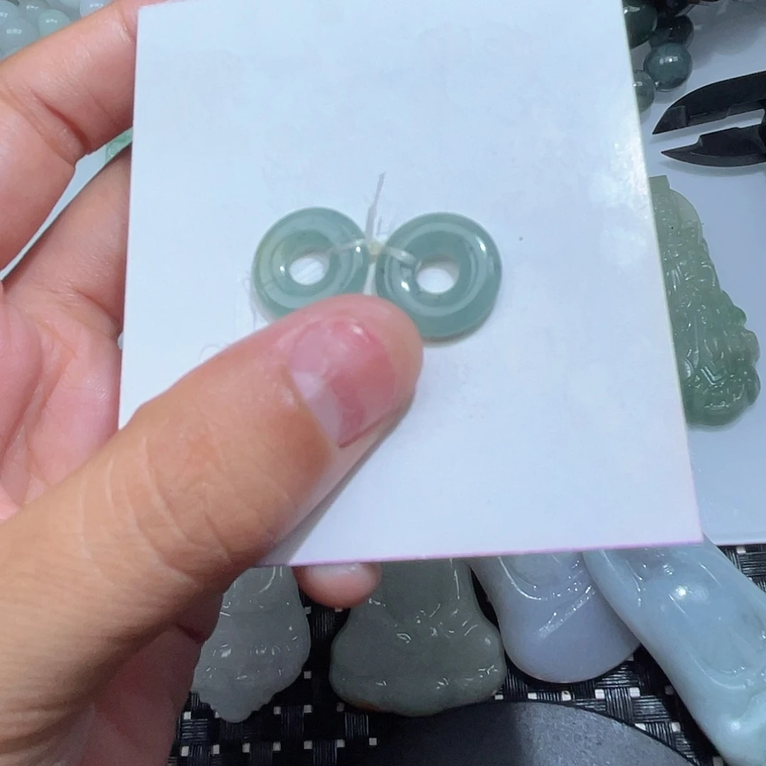 翡翠未镶嵌颈饰是
