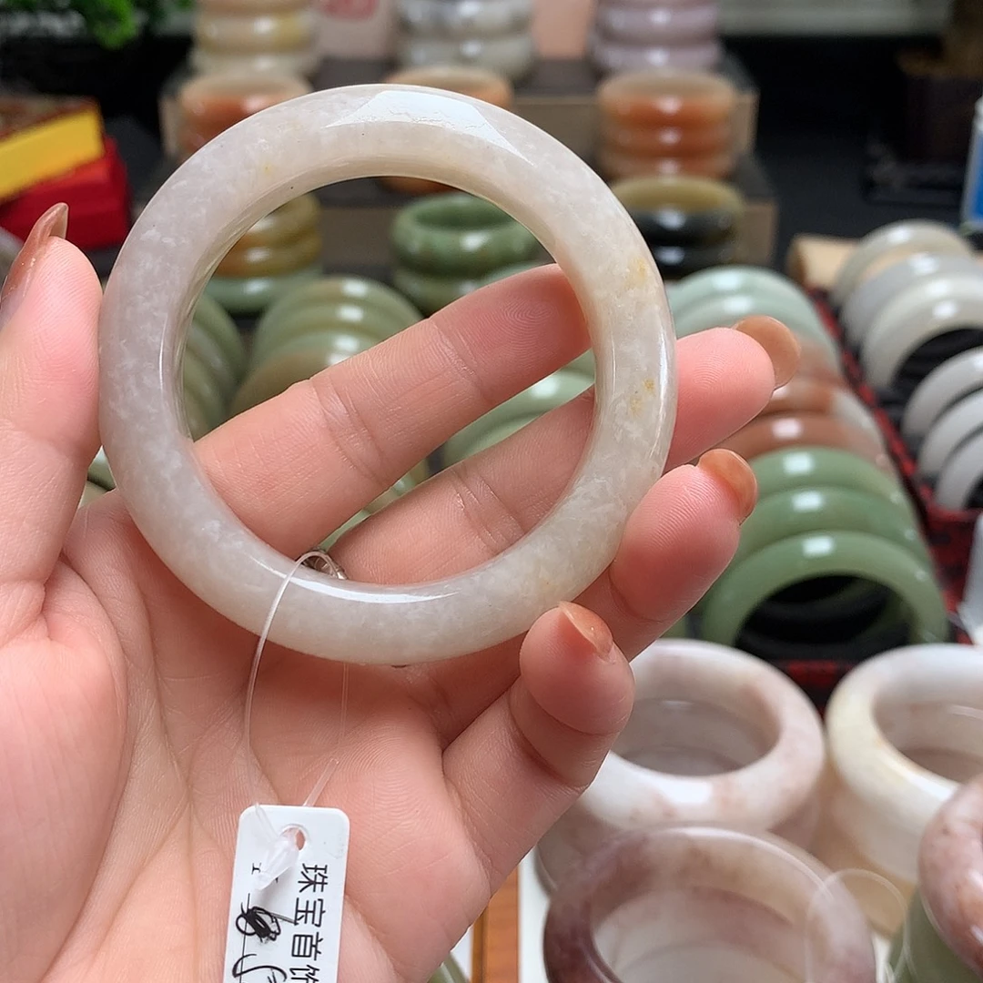 未镶嵌玉石英质玉（佘太翠）