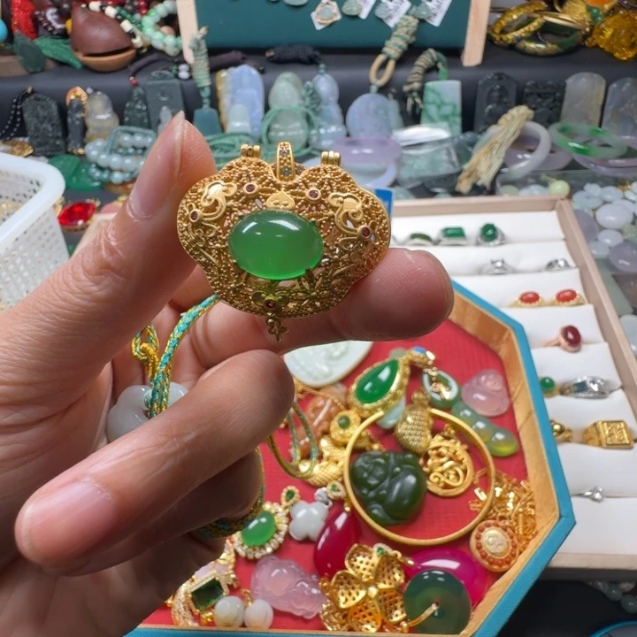 汕***版玛瑙/玉髓合金颈饰如意锁吊坠