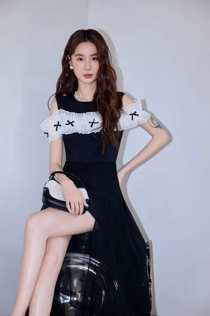 女人味夏季新款气质显瘦设计师漏肩连衣裙