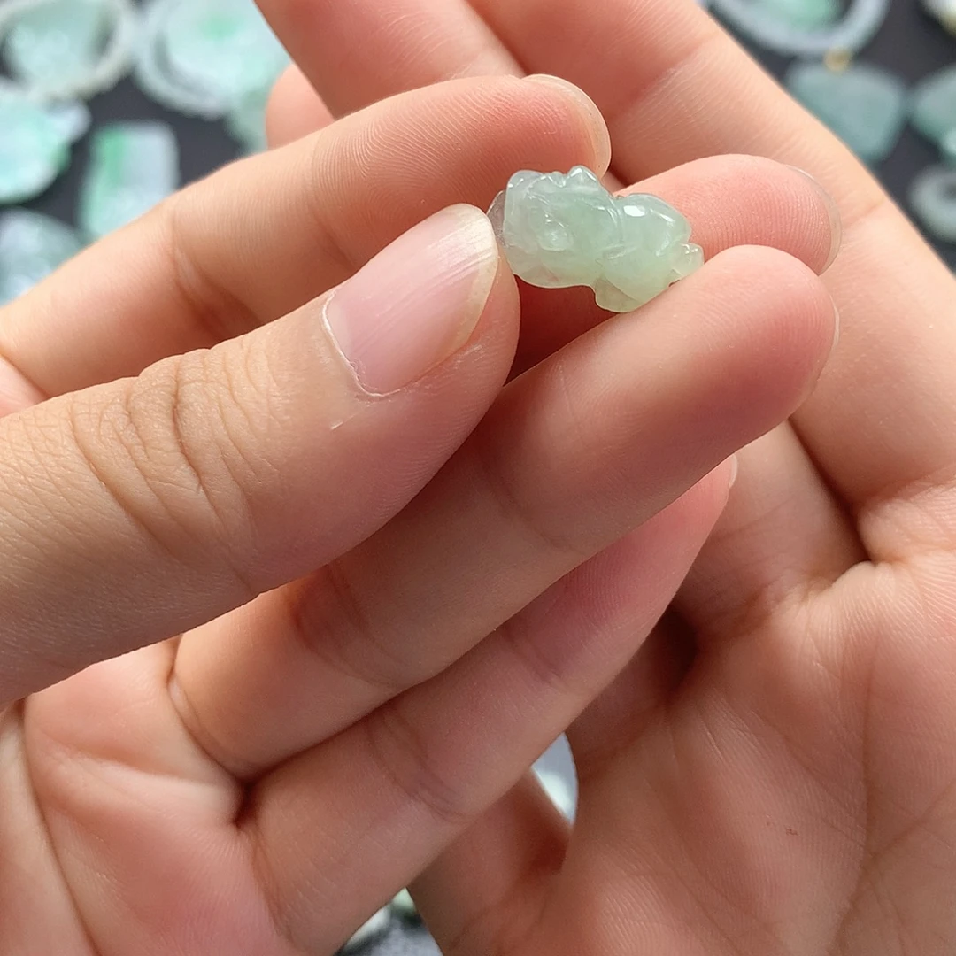 翡翠未镶嵌颈饰貔貅