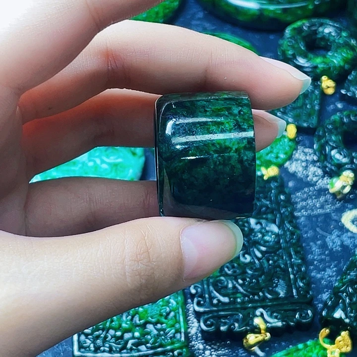 颈饰未镶嵌翡翠多样性