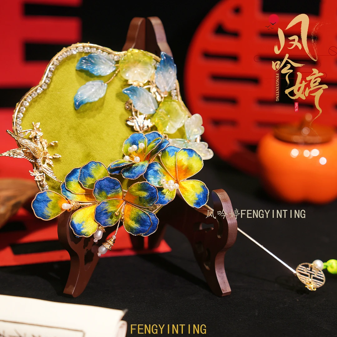 国潮古风手持喜扇新娘婚礼新中式秀禾晨袍汉服配饰迷你绒花巴掌团