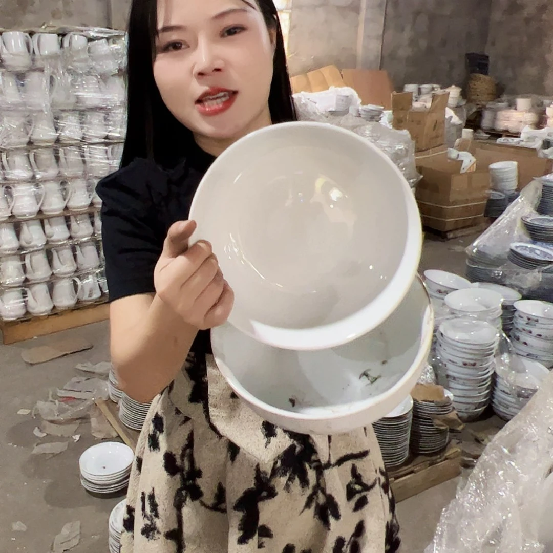 瓷片口径21厘米 大汤碗。两个
