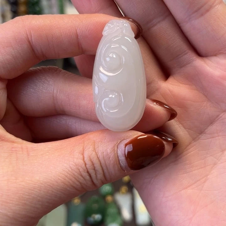 和田玉未镶嵌颈饰藕粉如意